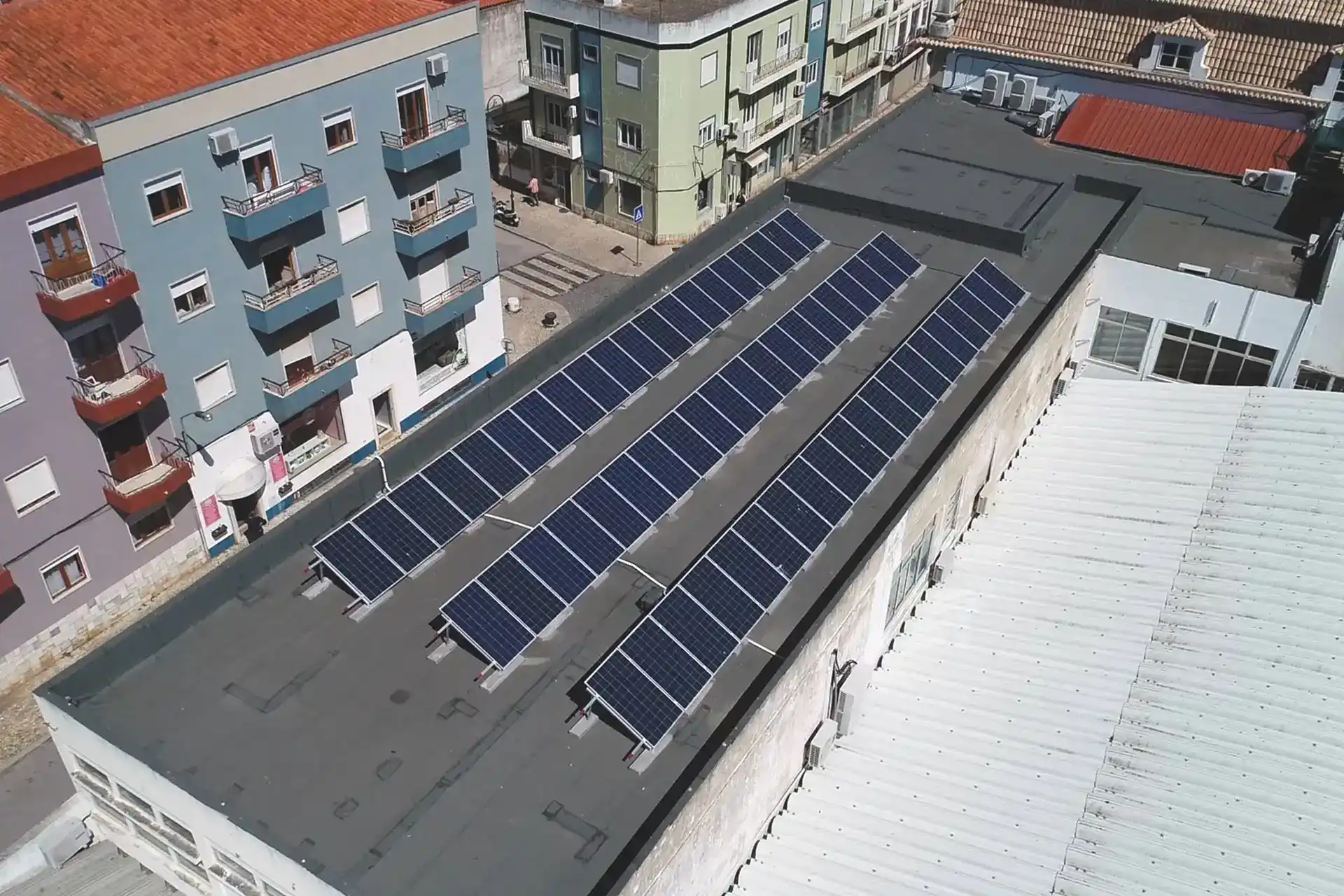 Paineis solares no topo do edifício da Câmera Municipal de Portimão 